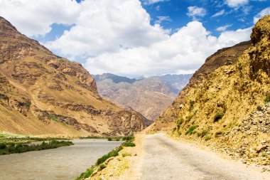 Panj nehrinin (Amu Darya) yanındaki Wakhan Coridor 'da Pamir otoyolu. Marco Polo ipek yolu. Gorno Badakhsan ili, Tacikistan, Orta Asya
