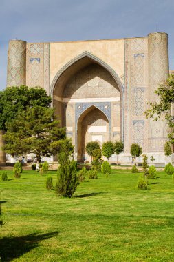 Semerkant, Özbekistan, Orta Asya 'daki Bibi Khanym camii manzarası. Bu cami İpek Yolu 'ndaki en iyi korunmuş ve eski camilerden biridir. Turistler arasında çok popüler ve İpek Yolu 'nda yatıyor..