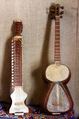 Dushanbe, Tacikistan, Orta Asya 'daki müzik müzesinde gitarlar