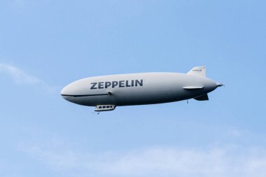 FRIEDRICHSHAFEN, GERMANY - 19 AĞUSTOS: Zeppelin zeplini 19 Ağustos 2014 'te Friedrichschafen, Almanya' da gökyüzünde.