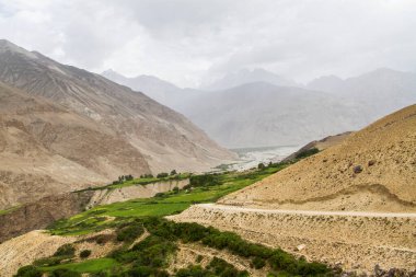 Wakhan Coridor. Marco Polo ipek yolunda Pamir otoyolunun yanında Panj Nehri (Amu Darya) tarafından bölündü. Gorno Badakhsan ili, Tacikistan, Orta Asya