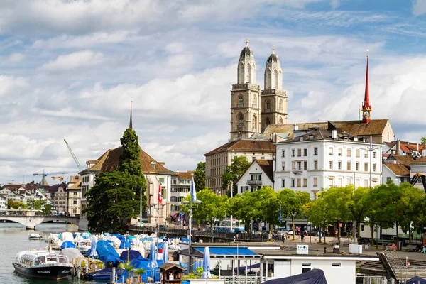 Zurich Zwitserland August Zicht Rivier Limmat Beroemde Zürich Kerken Zürich — Stockfoto