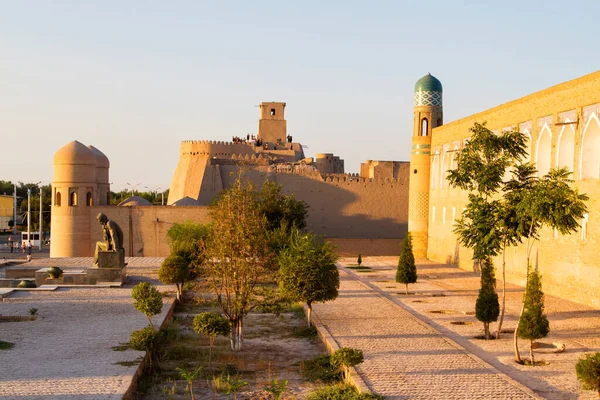 Khiva Uzbequistão Agosto 2015 Portão Ocidental Ata Darvoza Para Antiga — Fotografia de Stock