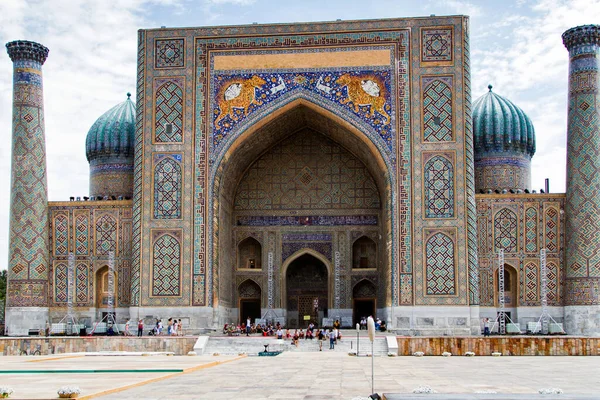 Samarkand Uzbekistan August Sher Dor Madrasah Registan Samarkand Centralasien Den — Stockfoto