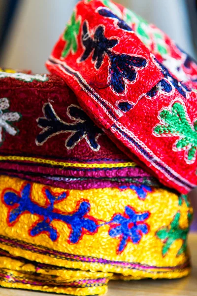 伝統的なウズベキスタンのキャップは 複数の色の刺繍で飾られたTubeteika DuppiまたはKalpoqという名前です ブハラ ウズベキスタン 中央アジア — ストック写真