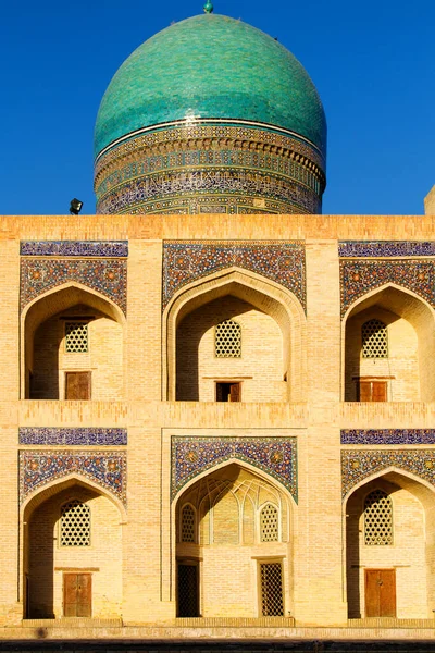 Mir-i Arap Madrassah, Po-i-Kalan mimari kompleksinin bir parçasıdır ve Özbekistan 'ın Buhara kentinin önemli simgesidir..