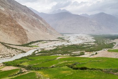 Wakhan Coridor. Marco Polo ipek yolunda Pamir otoyolunun yanında Panj Nehri (Amu Darya) tarafından bölündü. Gorno Badakhsan ili, Tacikistan, Orta Asya