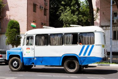 DUSHANBE, TAJIKISTAN - 29 Temmuz 2015: Tacikistan, Orta Asya 'nın başkenti Dushanbe sokaklarındaki eski halk otobüsü