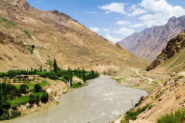 Panj nehrinin (Amu Darya) yanındaki Wakhan Coridor 'da Pamir otoyolu. Marco Polo ipek yolu. Gorno Badakhsan ili, Tacikistan, Orta Asya