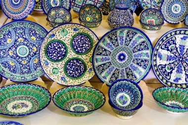 Özbekistan, Orta Asya 'da geleneksel Özbek Tabakları ve yemekleri. İpek Yolu kırsalında. Geleneksel Özbekistan süslemeli tabaklar. Buhara, Khiva, Semerkant gibi turistik yerlerde yaygın olarak satılıyor.