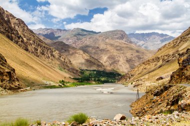 Panj nehrinin (Amu Darya) yanındaki Wakhan Coridor 'da Pamir otoyolu. Marco Polo ipek yolu. Gorno Badakhsan ili, Tacikistan, Orta Asya