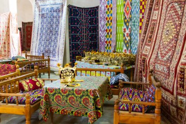 Eski atölyede geleneksel düğümlü Özbek halıları, işlemeli masa örtüleri ve yatak örtüleri üretiliyor. Buhara (ipek yoldaki şehir), Özbekistan, Orta Asya.