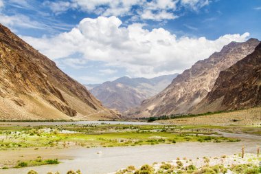 Panj nehrinin (Amu Darya) yanındaki Wakhan Coridor 'da Pamir otoyolu. Marco Polo ipek yolu. Gorno Badakhsan ili, Tacikistan, Orta Asya