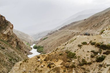 Panj Nehri (Amu Darya), Panj Nehri (Amu Darya) yakınlarındaki Wakhan Coridor 'da Pamir karayolunun yanında yer alır. Marco Polo ipek yolu. Gorno Badakhsan ili, Tacikistan, Orta Asya