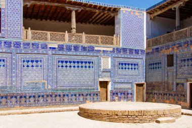 KHIVA, UZBEKISTAN - 14 Ağustos 2015: Tosh Hovl Palace, Khiva, Özbekistan, Orta Asya 'daki harem avlusu. Khiva ünlü Marco Polo İpek Yolu üzerinde antik bir şehirdi..