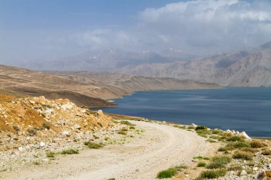 Pamir dağlarındaki Yashilkul Gölü, Tacikistan, Orta Asya