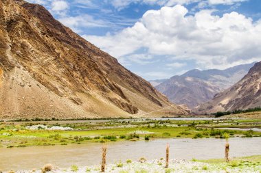 Panj nehrinin (Amu Darya) yanındaki Wakhan Coridor 'da Pamir otoyolu. Marco Polo ipek yolu. Gorno Badakhsan ili, Tacikistan, Orta Asya