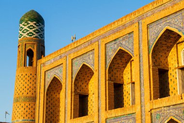 Gün batımında Madrassah, Khiva, Özbekistan, Orta Asya.