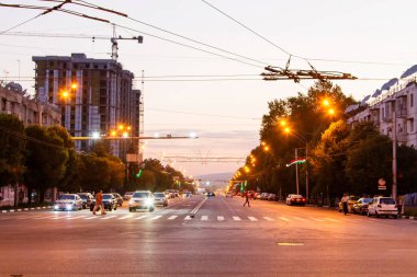 DUSHANBE, TAJIKISTAN - 25 Temmuz 2015 Dushanbe, Tacikistan, Orta Asya 'da bir gece sahnesinin görüntüsü. Dushanbe Tacikistan 'ın başkentidir..