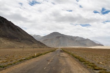Pamir otoyolu. Marco Polo ipek yolu. Gorno Badakhsan ili, Tacikistan. Orta Asya Pamir Anayolu Kırgızistan 'dan Murghab' a Wakhan Vadisi 'nden Khorog' a oradan da Dushanbe 'ye gider..