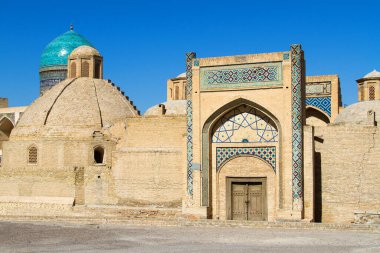 BÜKHARA, UZBEKISTAN - 13 AĞUSTOS 2015: Po-i Kalan (kalyan) mimari kompleksi, Buhara, Özbekistan, Orta Asya 'nın ortaçağ ruhundan keyif almak için en önemli ve en iyi yer.