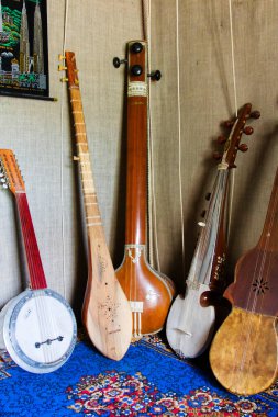 Dushanbe, Tacikistan, Orta Asya 'daki müzik müzesinde gitarlar