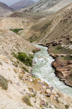 Panj Nehri (Amu Darya), Panj Nehri (Amu Darya) yakınlarındaki Wakhan Coridor 'da Pamir karayolunun yanında yer alır. Marco Polo ipek yolu. Gorno Badakhsan ili, Tacikistan, Orta Asya