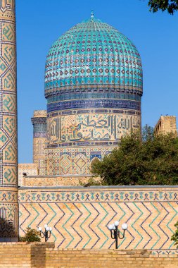 Semerkant, Özbekistan, Orta Asya 'daki Bibi Khanym camii manzarası. Bu cami İpek Yolu 'ndaki en iyi korunmuş ve eski camilerden biridir. Turistler arasında çok popüler.