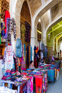 BÜKHARA, UZBEKISTAN - 10 Ağustos 2015 tarihinde Buhara, Özbekistan, Orta Asya 'da geleneksel eşarplar.