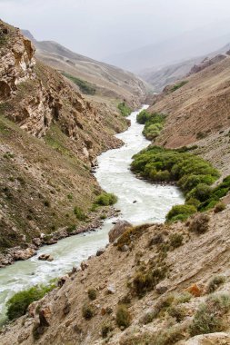 Panj Nehri (Amu Darya), Panj Nehri (Amu Darya) yakınlarındaki Wakhan Coridor 'da Pamir karayolunun yanında yer alır. Marco Polo ipek yolu. Gorno Badakhsan ili, Tacikistan, Orta Asya
