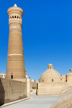 Kalyan Camii 'nin avlusu, ana kapı önündeki Şeyh mezarı, Buhara, Özbekistan, Orta Asya' da bulunan parlak mavi kiremitlerle süslenmiş.