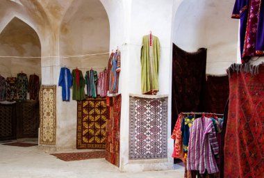Eski atölyede geleneksel düğümlü Özbek halıları, işlemeli masa örtüleri ve yatak örtüleri üretiliyor. Buhara (ipek yoldaki şehir), Özbekistan, Orta Asya.