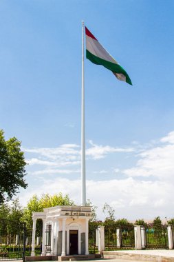 Parantez üzerinde Tacikistan bayrağı ve şehir manzarası Dushanbe. Tacikistan, Orta Asya.