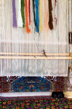 Buhara, Özbekistan, Orta Asya 'daki halılar için geleneksel el dokuma tezgahı