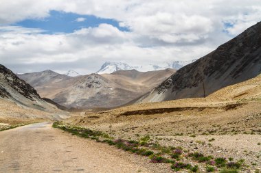 Pamir otoyolu. Marco Polo ipek yolu. Gorno Badakhsan ili, Tacikistan. Orta Asya Pamir Anayolu Kırgızistan 'dan Murghab' a Wakhan Vadisi 'nden Khorog' a oradan da Dushanbe 'ye gider..