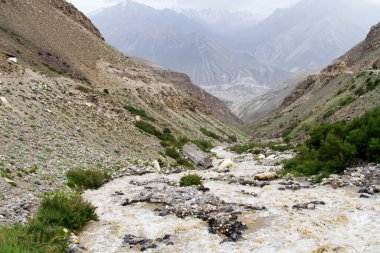 Panj Nehri (Amu Darya), Panj Nehri (Amu Darya) yakınlarındaki Wakhan Coridor 'da Pamir karayolunun yanında yer alır. Marco Polo ipek yolu. Gorno Badakhsan ili, Tacikistan, Orta Asya