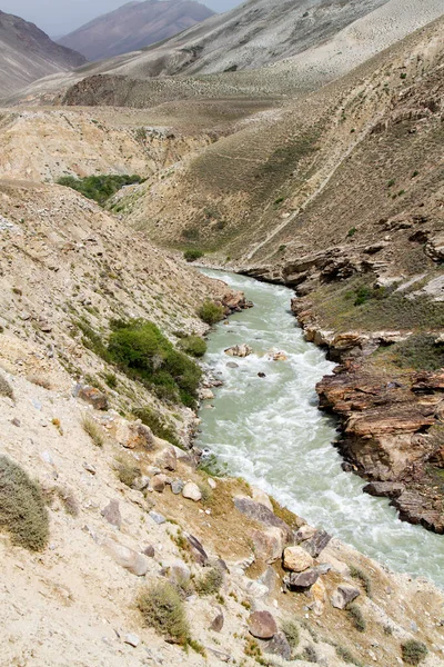 Panj Nehri (Amu Darya), Panj Nehri (Amu Darya) yakınlarındaki Wakhan Coridor 'da Pamir karayolunun yanında yer alır. Marco Polo ipek yolu. Gorno Badakhsan ili, Tacikistan, Orta Asya