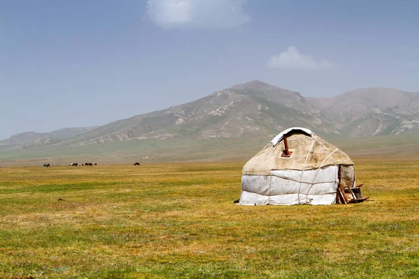 유르트는 키르기스스탄의 호수에 있습니다 중앙아시아 — 스톡 사진