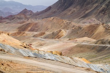 Pamir otoyolu. Marco Polo ipek yolu. Gorno Badakhsan ili, Tacikistan. Orta Asya Pamir Anayolu Kırgızistan 'dan Murghab' a Wakhan Vadisi 'nden Khorog' a oradan da Dushanbe 'ye gider..