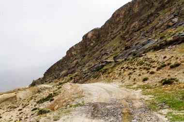 Wakhan Coridor 'daki Pamir otoyolunun yanında Panj Nehri (Amu Darya). Marco Polo ipek yolu. Gorno Badakhsan ili, Tacikistan, Orta Asya