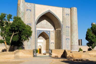 Semerkant, Özbekistan, Orta Asya 'daki Bibi Khanym camii manzarası. Bu cami İpek Yolu 'ndaki en iyi korunmuş ve eski camilerden biridir. Turistler arasında çok popüler ve İpek Yolu 'nda yatıyor..