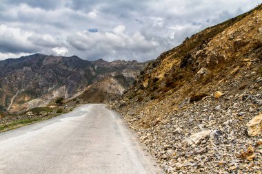 Fan Dağları 'ndaki tepe manzarası. Pamir. Tacikistan. Orta Asya.