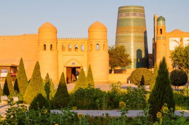 Batı kapısı (Ata Darvoza) antik Itchan Kala kasabasına. Khiva, Özbekistan, Orta Asya.