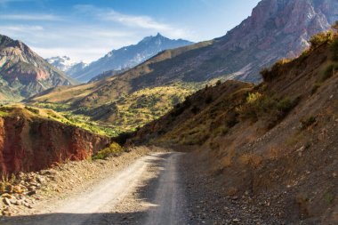 Fan Dağları 'ndaki tepe ve dağ manzarası. Pamir. Tacikistan. Orta Asya. İskander Kul Yolu.