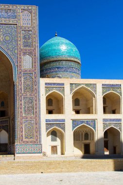 Mir-i Arap Madrassah, Po-i-Kalan mimari kompleksinin bir parçasıdır ve Özbekistan 'ın Buhara kentinin önemli simgesidir..