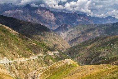 Fan Dağları 'ndaki tepe manzarası. Pamir. Tacikistan. Orta Asya.