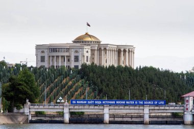DUSHANBE, TAJIKISTAN - 1 Ağustos 2015: Dushanbe, Tacikistan, Orta Asya 'daki Uluslar Sarayı Bina aynı zamanda başkanlık sarayı. Ziyaret edilen ileri gelenlerin yeri.