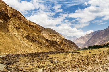 Panj nehrinin (Amu Darya) yanındaki Wakhan Coridor 'da Pamir otoyolu. Marco Polo ipek yolu. Gorno Badakhsan ili, Tacikistan, Orta Asya