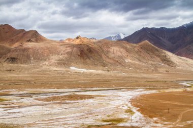 Pamir otoyolu. Marco Polo ipek yolu. Gorno Badakhsan ili, Tacikistan. Orta Asya Pamir Anayolu Kırgızistan 'dan Murghab' a Wakhan Vadisi 'nden Khorog' a oradan da Dushanbe 'ye gider..