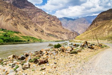 Panj nehrinin (Amu Darya) yanındaki Wakhan Coridor 'da Pamir otoyolu. Marco Polo ipek yolu. Gorno Badakhsan ili, Tacikistan, Orta Asya